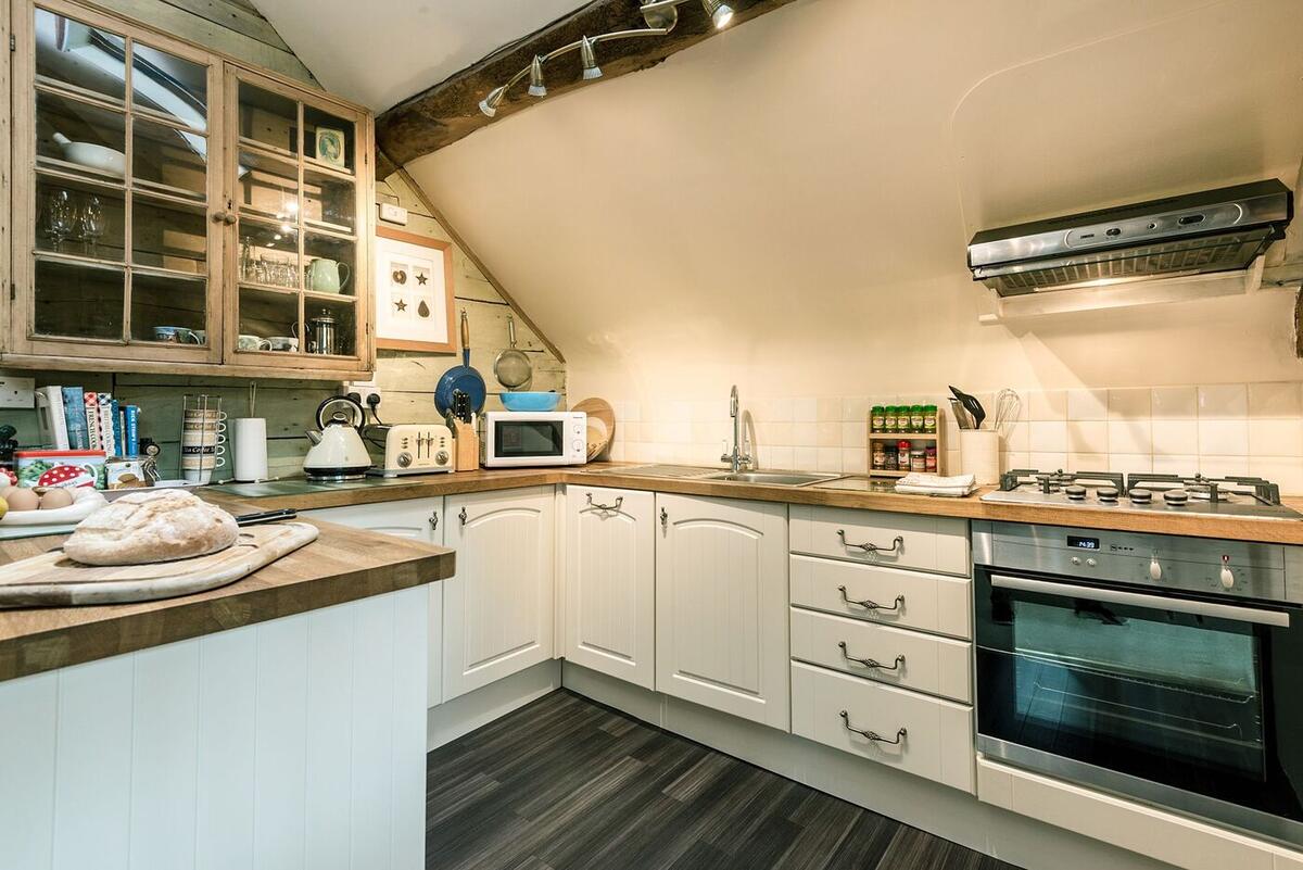 Cream farmhouse kitchen with gas hob and oven